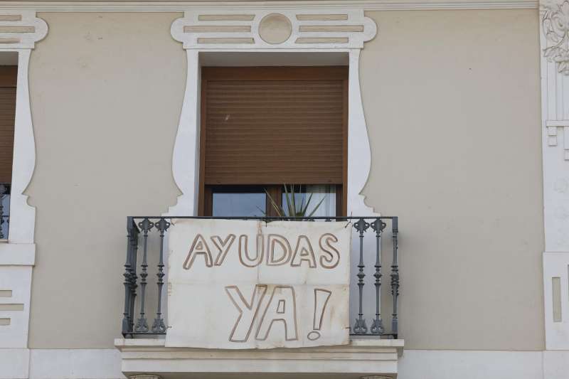 Una pancarta con una peticin de ayuda cuelga de un balcn de la localidad de La Torre (Valencia). EFE Chema Moya