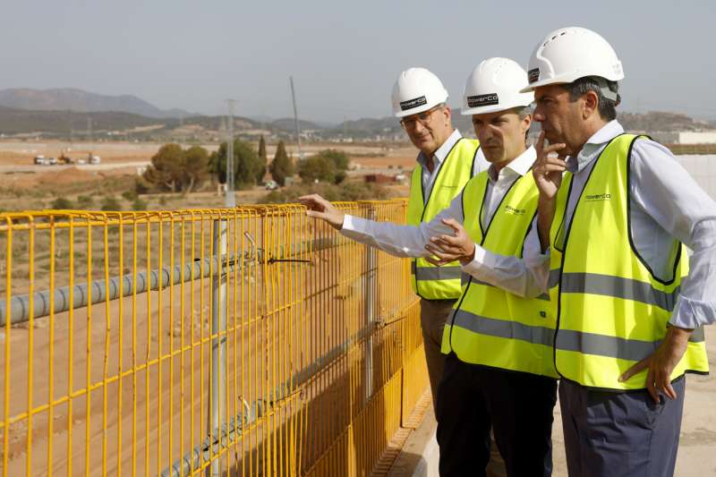 El president de la Generalitat, Carlos Mazn (d), atiende a las explicaciones del director financiero de PowerCo, Javier Rivera, en una visita a las obras de la gigafactora en una imagen de archivo. EFEAna Escobar Archivo
