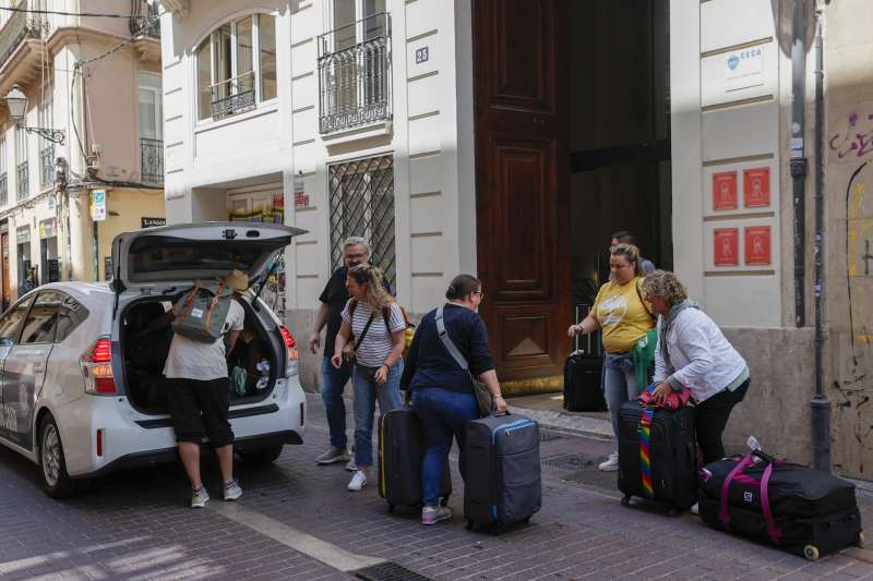 Un grupo de turistas descarga sus maletas a la entrada de unos apartamentos tursticos de Valencia. EFEManuel BruqueArchivo
