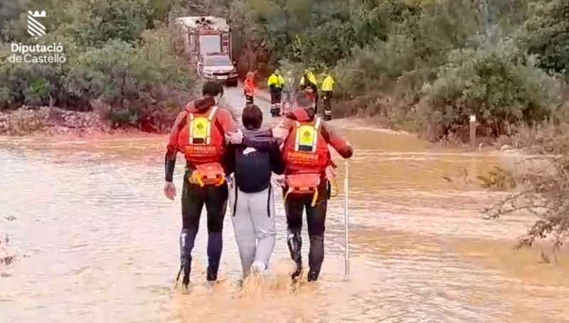 Imagen publicada por el Consorcio Provincial de Bomberos de Castelln del rescate de una familia atrapada por las lluvias en Alcossebre. EFE