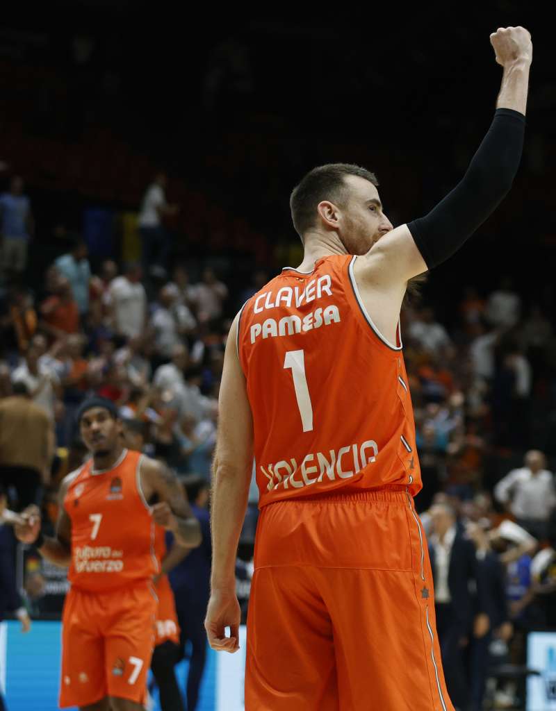 El baloncestista Vctor Claver celebra una canasta durante un partido con el Valencia Basket. EFEMiguel Angel PoloArchivo
