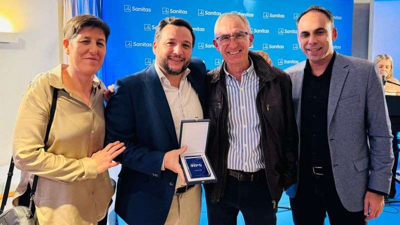 Representantes de HCB Hospitales recogen el Premio Sanitas 2024.  EPDA