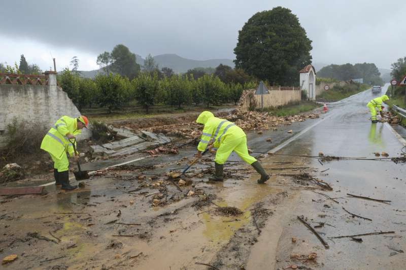 Unos operarios limpian la carretera de acceso a Manuel cortada debido a las lluvias torrenciales que afectan a la Comunitat Valenciana, y especialmente a la provincia de Valencia. EFENatxo Francs
