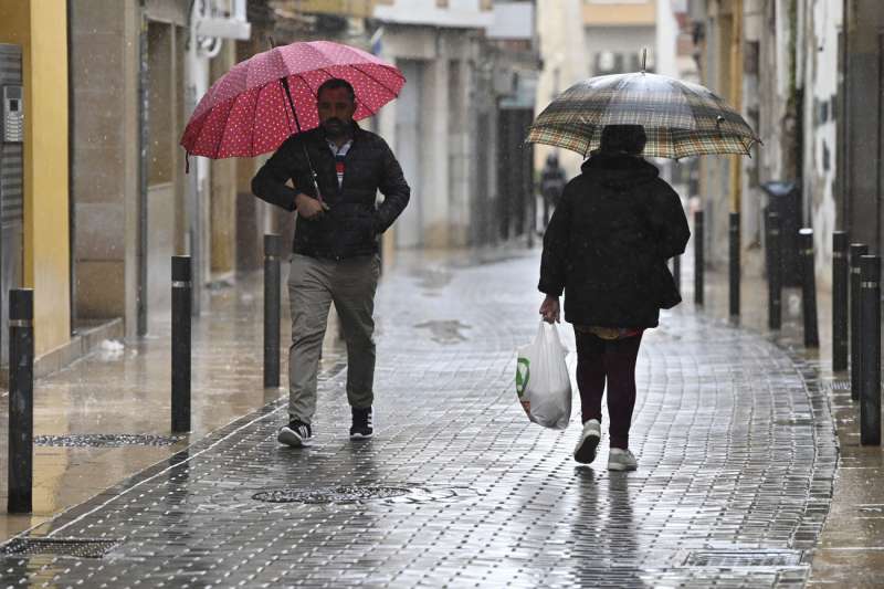 Unos viandantes se protegen de la lluvia con paraguas en Vinars, provincia de Castelln. EFE Andreu EstebanArchivo
