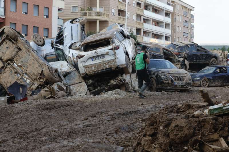 Retirada de vehculos de una calle en Catarroja, Valencia.  EFE