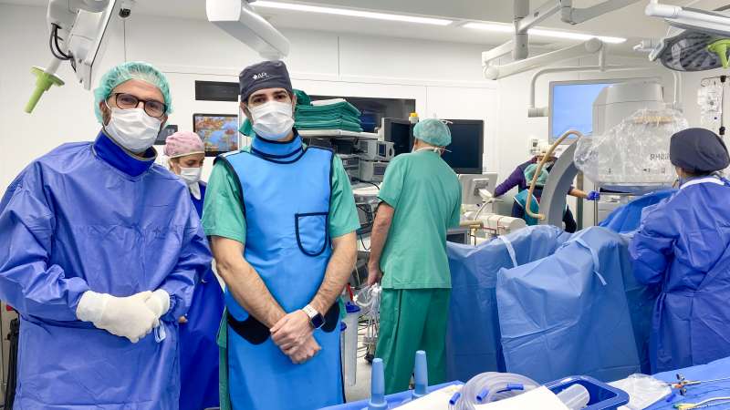 Doctores Alberto Buda y Alberto Prez Lanzac antes de las cirugas en directo de litiasis. EPDA