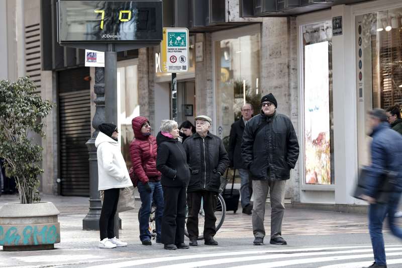 Varias personas protegidas contra el fro. EFEManuel BruqueArchivo
