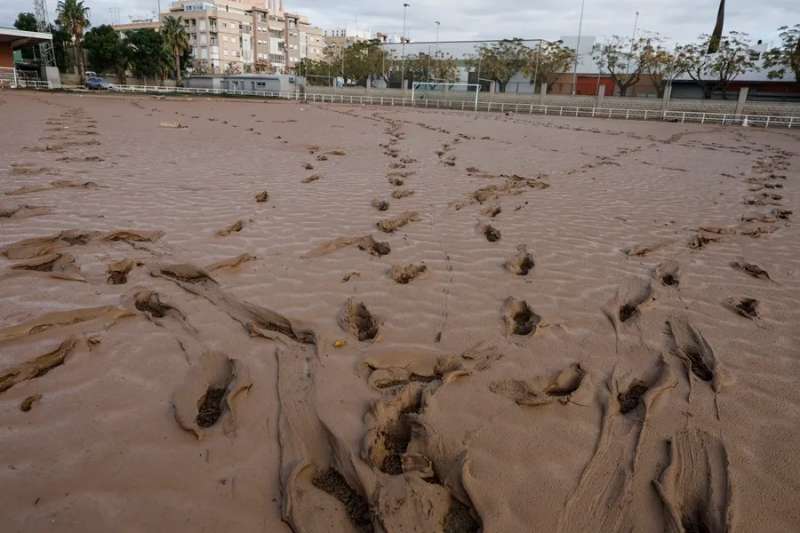 El barro cubre por completo un campo de ftbol. EFE Kai FrsterlingArchivo

