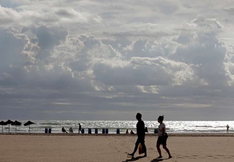 Imagen de archivo de una playa valenciana cubierta por las nubes. EFE Juan Carlos Crdenas
