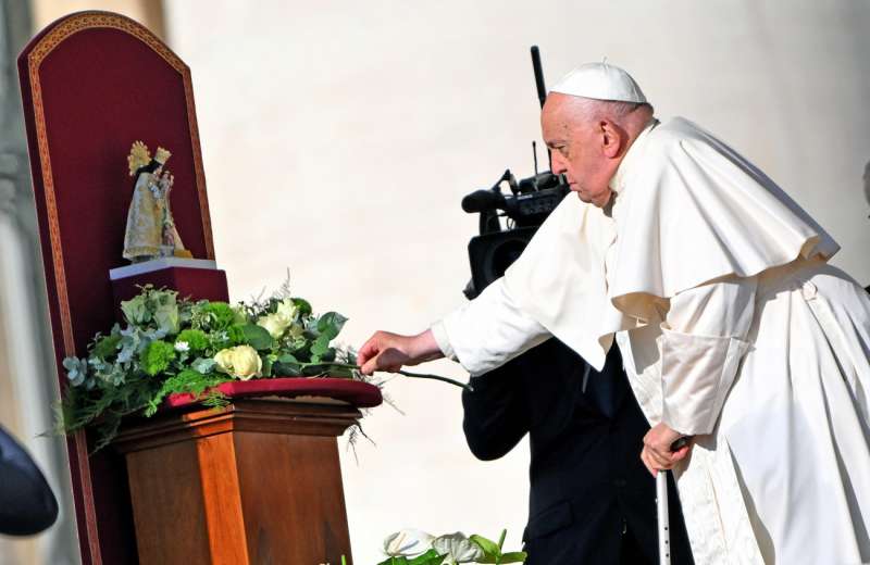 El Papa Francisco llega para presidir la audiencia general semanal en la Plaza de San Pedro, Ciudad del Vaticano, 06 de noviembre de 2024. EFEEPAETTORE FERRARI
