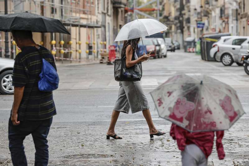 Varias personas caminan bajo la lluvia por una calle del centro de Valncia en una imagen de archivo. EFEManuel BruqueArchivo