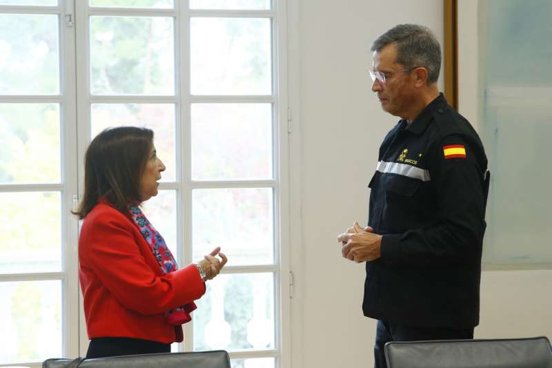 La ministra de Defensa, Margarita Robles (i), participa en el comit de crisis para el seguimiento de los efectos de la DANA en la Moncloa en Madrid. EFEJos Manuel lvarezMoncloa