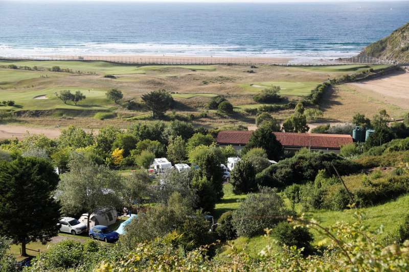 Vista del cmpin instalado en la naturaleza, cerca de una playa EFEJuan HerreroArchivo
