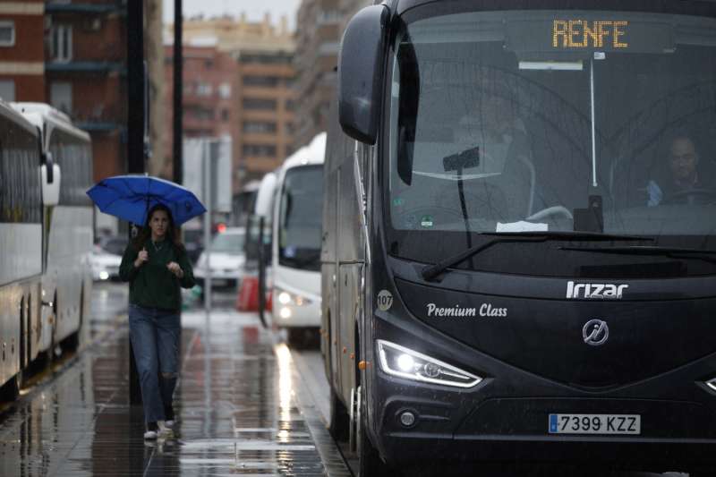  Autobuses alternativos a las líneas de tren interrumpidas por la Dana en la estación Joaquín Sorolla de Valencia EFE/Biel Aliño
