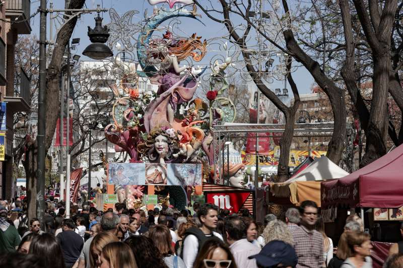 Una jornada festiva en las Fallas de Valncia. EFEManuel Bruque
