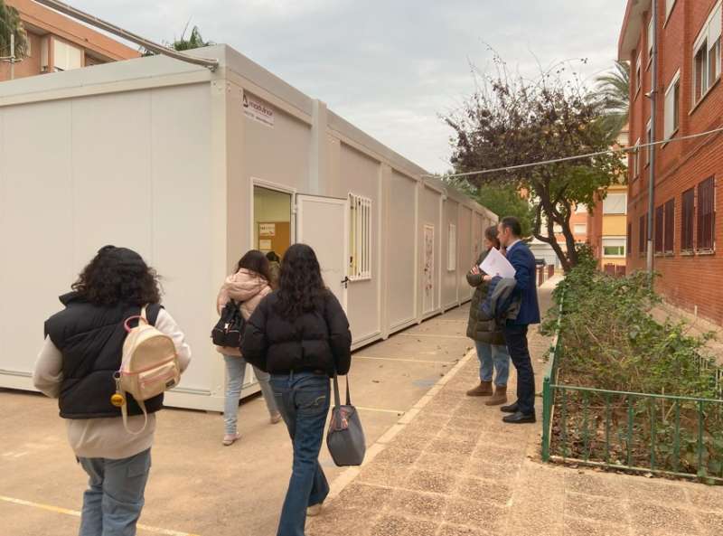 Alumnos entran a las nuevas aulas prefabricadas en Alfafar.  EPDA