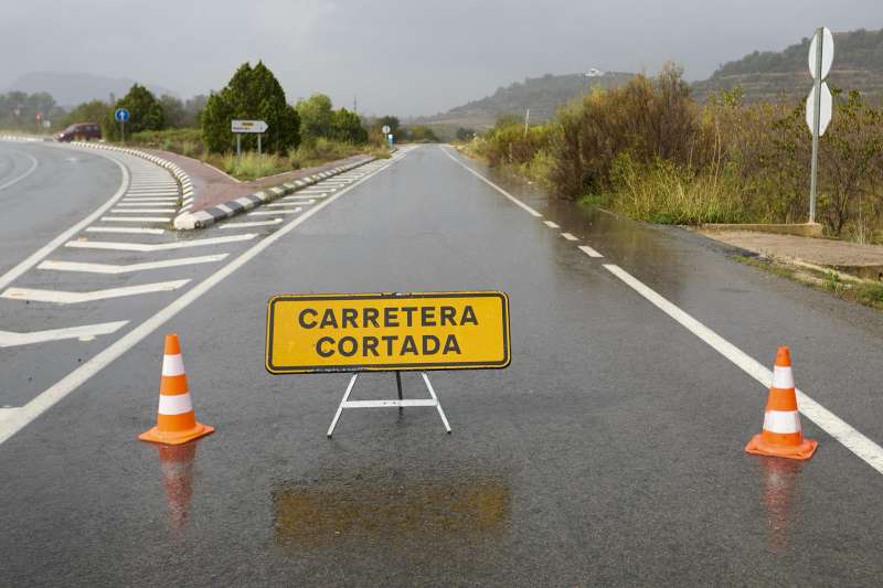 Vista general de la carretera de acceso a Manuel cortada debido a las lluvias torrenciales. EFENatxo Francs
