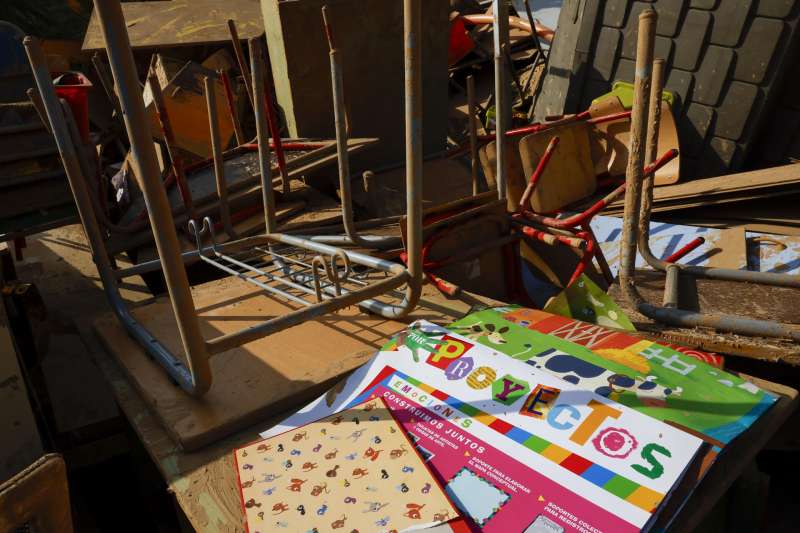 Vista de el mobiliario arruinado del colegio Larrod en Catarroja, Valencia. EFEChema Moya