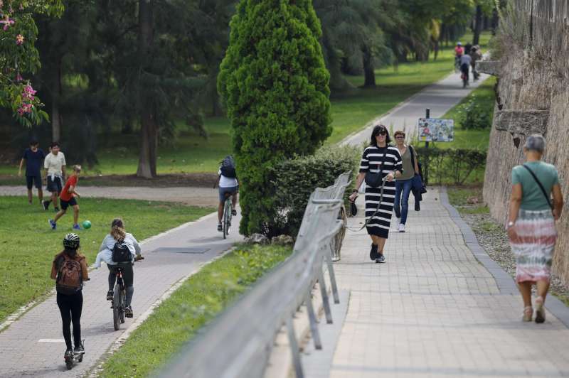 Varias personas pasean por los jardines del Turia de Valencia en una imagen de archivo. EFEAna Escobar
