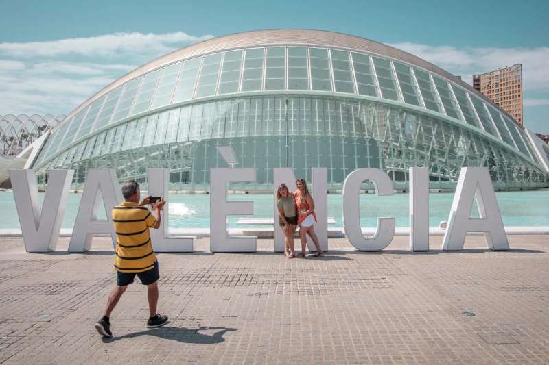 Dos personas se fotografan frente a lHemisfric de la Ciudad de las Artes y las Ciencias de Valncia. EFEBiel Alio

