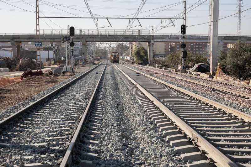 Vista de las vas del tren a su paso por Sedav un mes despus de la DANA. EFE Biel Alio