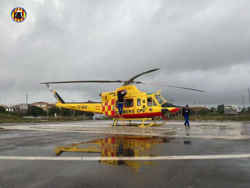 Bomberos del Consorcio Provincial de Valencia, con el helicptero de vuelta de un servicio por el temporal de lluvias.
