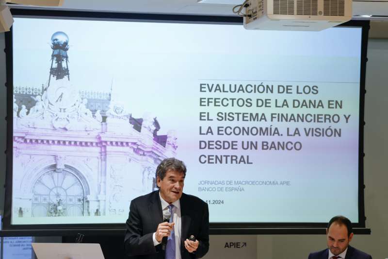 El gobernador del Banco de España, José Luis Escrivá, participa en la tercera edición de las Jornadas de Información Macroeconómica organizadas por la Asociación de Periodistas de Información Económica (APIE) y que estarán dedicadas íntegramente a los efectos económicos de la dana. EFE/ Javier Lizón
