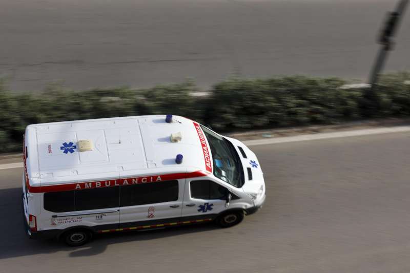 Una ambulancia circula durante la maana de este martes en la que los sindicatos CCOO, UGT y CSIF inician una huelga indefinida en el transporte sanitario en ambulancia. EFEAna Escobar
