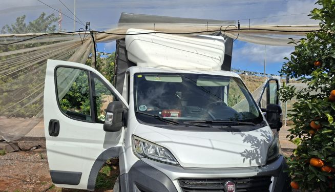La furgoneta de Ana robada en el barrio de Fusión, en Sagunt. La furgoneta de Ana robada en el barrio de Fusión, en Sagunt.