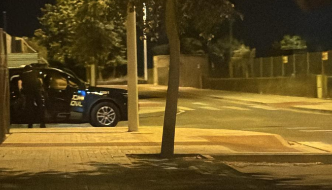 Un vehículo de la Policía Nacional de noche en la zona. Un vehículo de la Policía Nacional de noche en la zona.